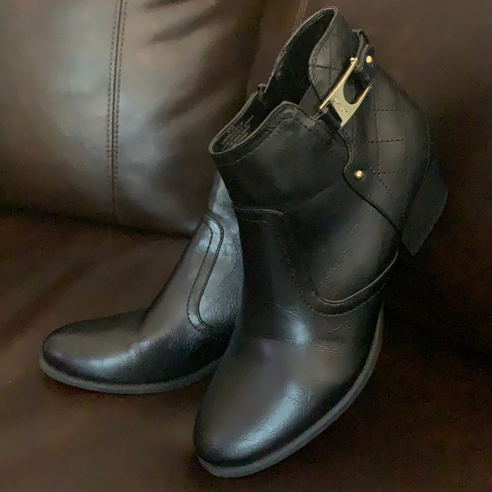 LIKE NEW Womens black leather half boots!